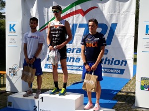 Luca Valentini sul podio di categoria S1 al triathlon marconi